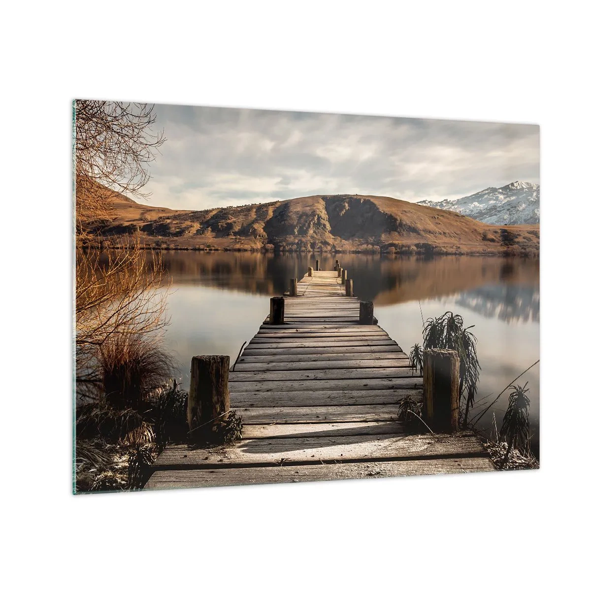 Obraz na skle - Drevené mólo nad jazerom s výhľadom na hory v pozadí - 70x50cm - Krajina v tichu - Moderná nástenná dekorácia do obývacej izby a spálne ARTTOR