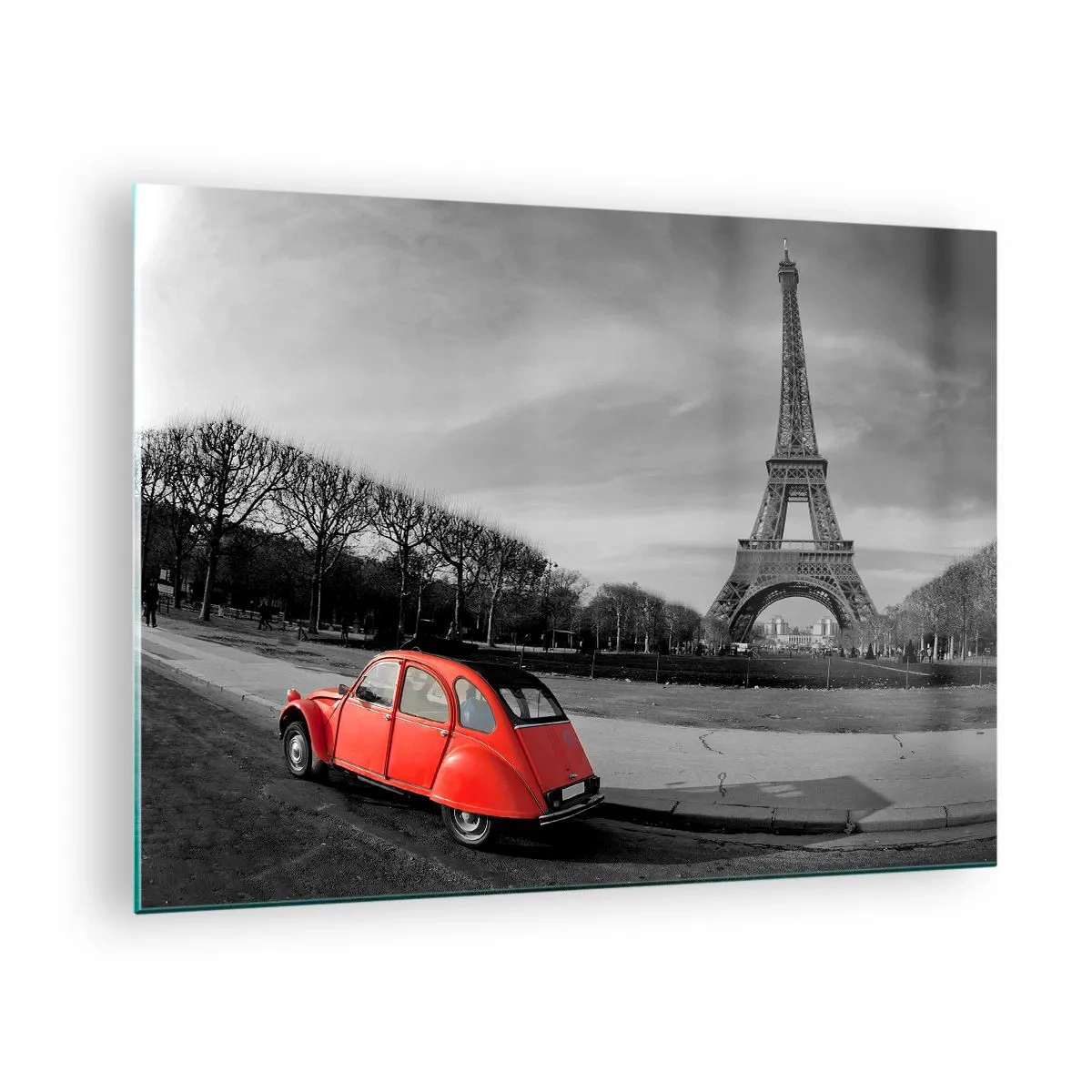 Obraz na skle - Červené auto s Eiffelovou vežou v pozadí v čiernobielom prostredí - 70x50cm - Viac parížske ako samotný Paríž - Moderná nástenná dekorácia do obývacej izby a spálne ARTTOR