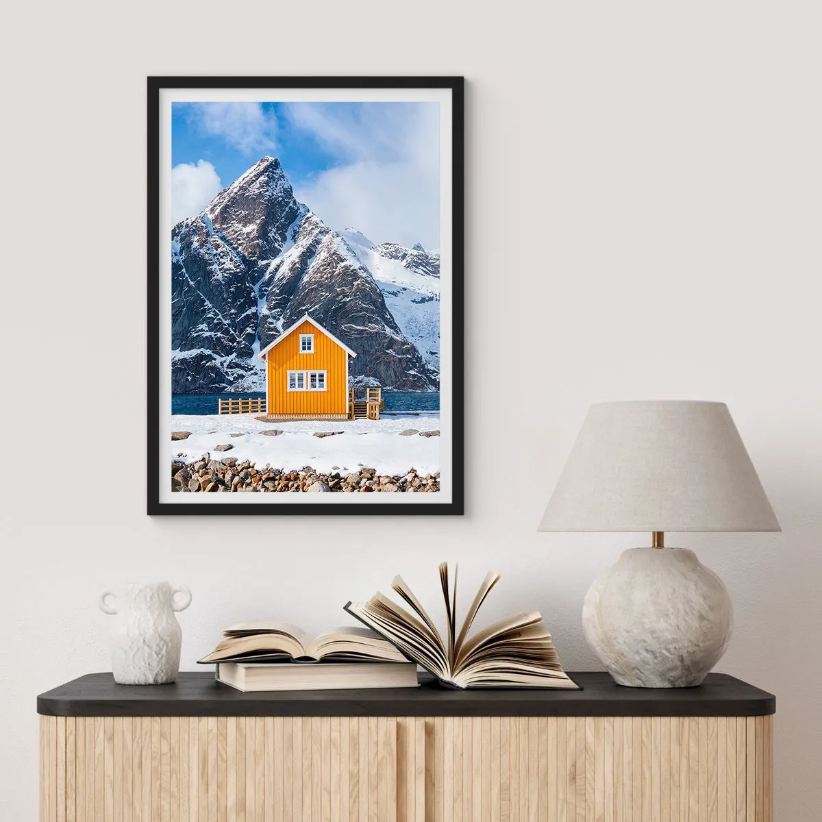 Plagát v čiernom ráme - Žltý dom na pozadí zasnežených hôr - 50x70cm - Škandinávska dovolenka - Moderná nástenná dekorácia do obývacej izby a spálne ARTTOR