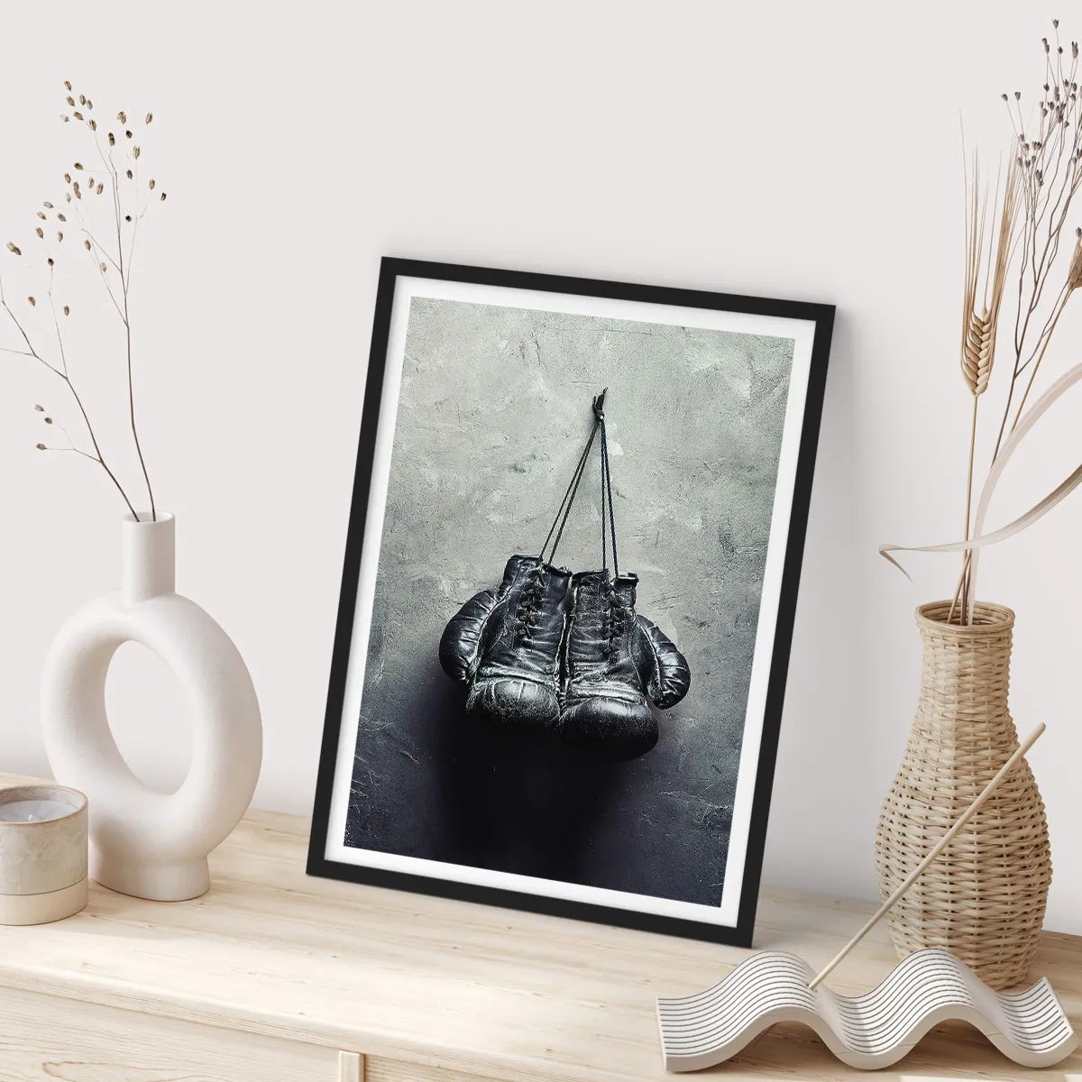 Plagát v čiernom ráme - Čierne boxerské rukavice zavesené na šnúrke - 50x70cm - Čas boja a čas mieru - Moderná nástenná dekorácia do obývacej izby a spálne ARTTOR