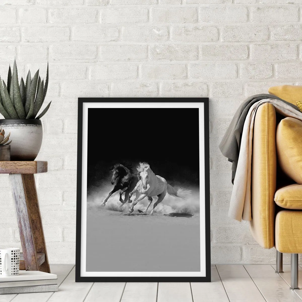 Plagát v čiernom ráme - Cválajúce kone na monochromatickom pozadí - 50x70cm - Cval slobody - Moderná nástenná dekorácia do obývacej izby a spálne ARTTOR