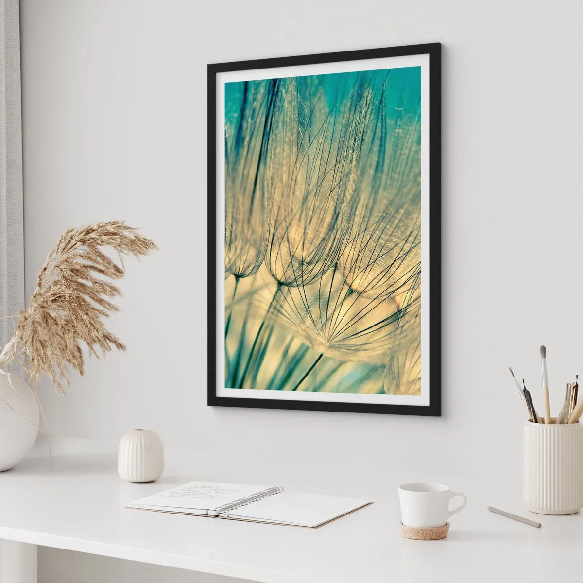 Plagát v čiernom ráme - Makrofotografia krehkých púpav vo svetle zapadajúceho slnka - 50x70cm - Čakanie na vietor - Moderná nástenná dekorácia do obývacej izby a spálne ARTTOR