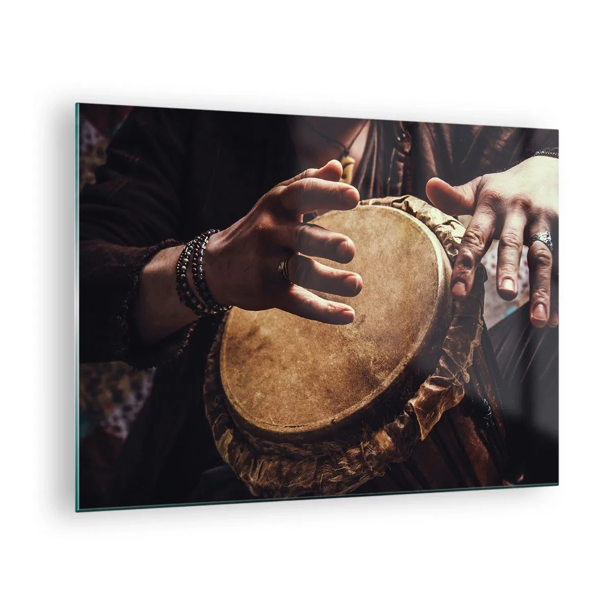 Obraz na skle - Detailný záber rúk hrajúcich na bubon djembe v teplom svetle. - 70x50cm - V rytme srdca - Moderná nástenná dekorácia do obývacej izby a spálne ARTTOR