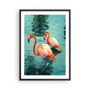 Plagát v čiernom ráme - Dva plameniaky na pozadí pokojnej vody - 50x70cm - Teraz sme v móde - Moderná nástenná dekorácia do obývacej izby a spálne ARTTOR