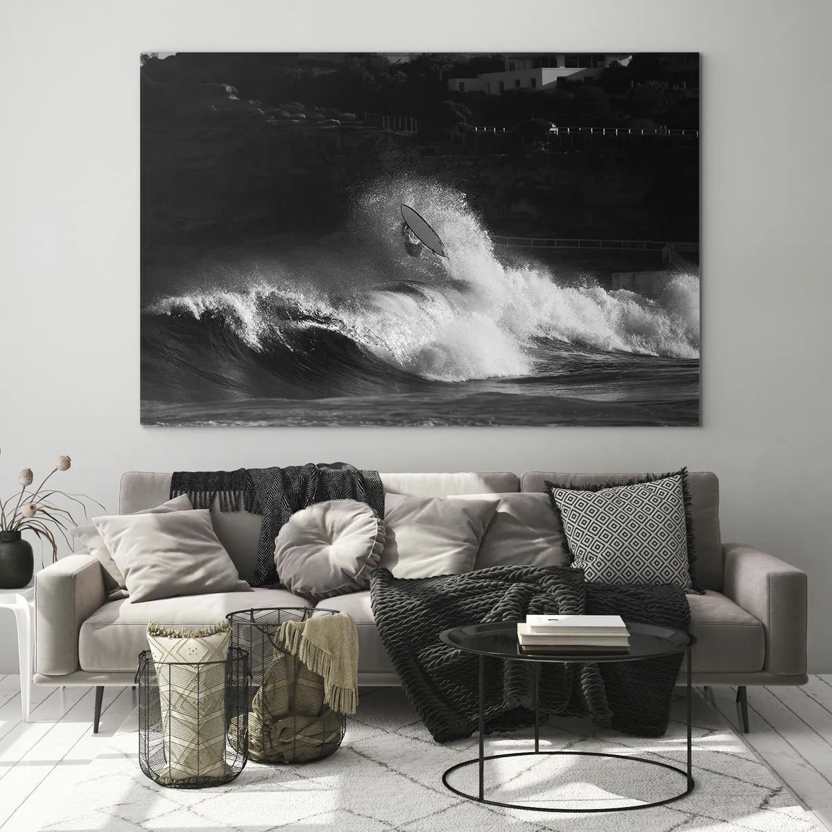 Obraz na skle - Surfer jazdiaci na vlne zachytený na čiernobielej fotografii - 70x50cm - Výzva prijatá! - Moderná nástenná dekorácia do obývacej izby a spálne ARTTOR