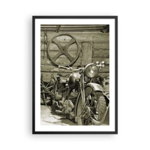 Plagát v čiernom ráme - Starý motocykel v drevenej kôlni s kolesom v pozadí - 50x70cm - V kôlni strýka Mariána - Moderná nástenná dekorácia do obývacej izby a spálne ARTTOR
