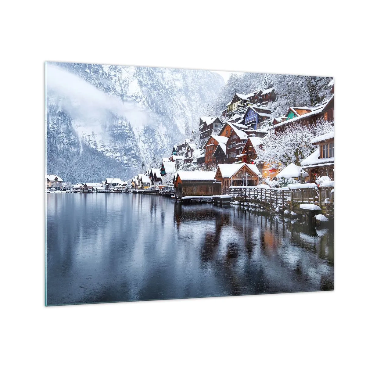 Obraz na skle - Horská dedinka pri jazere, pokrytá snehom v zimnej krajine - 70x50cm - V zimnej dekorácii - Moderná nástenná dekorácia do obývacej izby a spálne ARTTOR