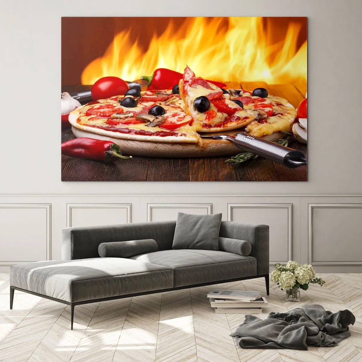Obraz na skle - Pizza s olivami na pozadí plameňov ohňa - 70x50cm - From Italy with love - Moderná nástenná dekorácia do obývacej izby a spálne ARTTOR