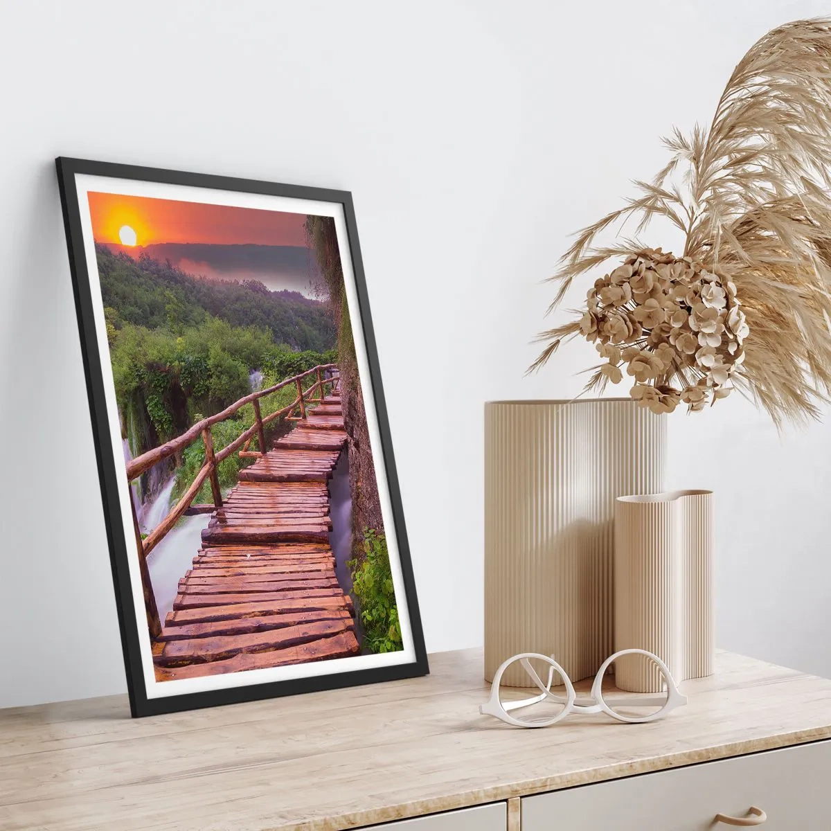 Plagát v čiernom ráme - Drevený most medzi zeleňou a zapadajúcim slnkom - 50x70cm - Neuveriteľná krása - Moderná nástenná dekorácia do obývacej izby a spálne ARTTOR