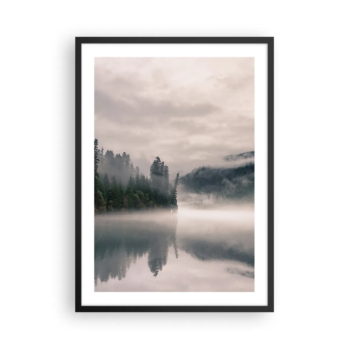 Plagát v čiernom ráme - Hmlistý les sa odráža v pokojnej hladine jazera - 50x70cm - V zamyslení, v hmle - Moderná nástenná dekorácia do obývacej izby a spálne ARTTOR