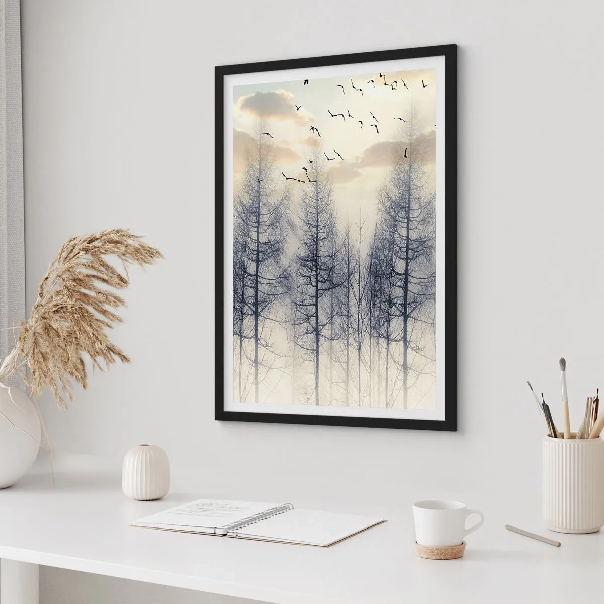 Plagát v čiernom ráme - Hmlistý les s vysokými stromami a lietajúcimi vtákmi ráno - 50x70cm - Duchovia lesa - Moderná nástenná dekorácia do obývacej izby a spálne ARTTOR