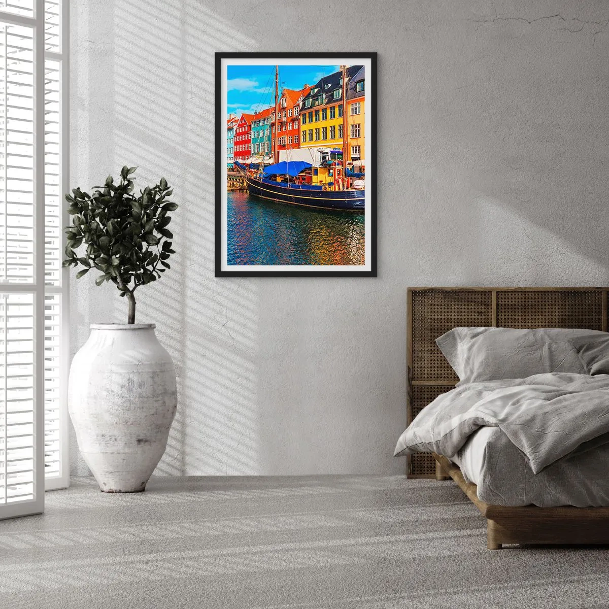 Plagát v čiernom ráme - Farebné činžiakové domy na kanáli s loďkou - 50x70cm - Radostné nábrežie - Moderná nástenná dekorácia do obývacej izby a spálne ARTTOR