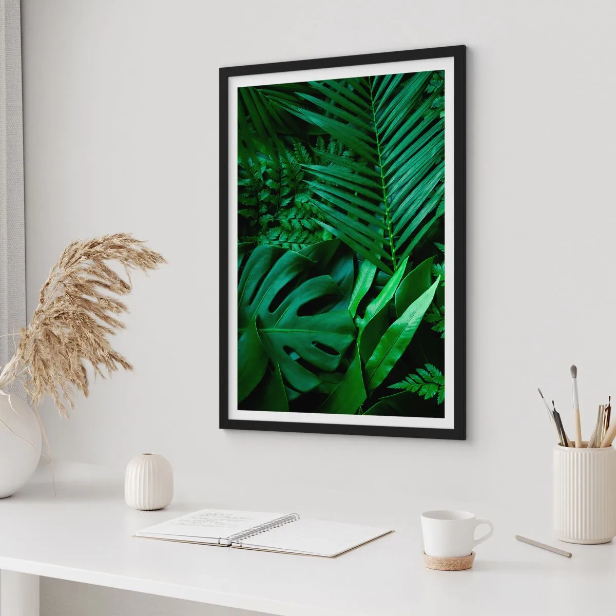 Plagát v čiernom ráme - Zelená papraď a palmové listy vytvárajú tropický vzor - 50x70cm - Objaté v zeleni - Moderná nástenná dekorácia do obývacej izby a spálne ARTTOR