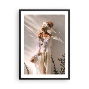 Plagát v čiernom ráme - Štýlová žena v boho šatách pri svetlej stene - 50x70cm - Slnko a dievča - Moderná nástenná dekorácia do obývacej izby a spálne ARTTOR