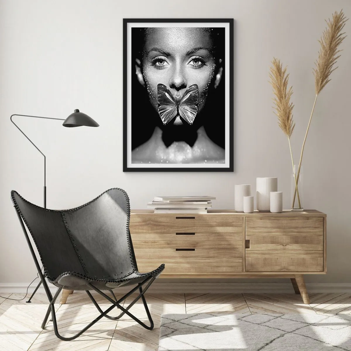 Plagát v čiernom ráme - Portrét ženy s motýľom na perách v čiernobielej farbe - 50x70cm - Motýlí bozk - Moderná nástenná dekorácia do obývacej izby a spálne ARTTOR