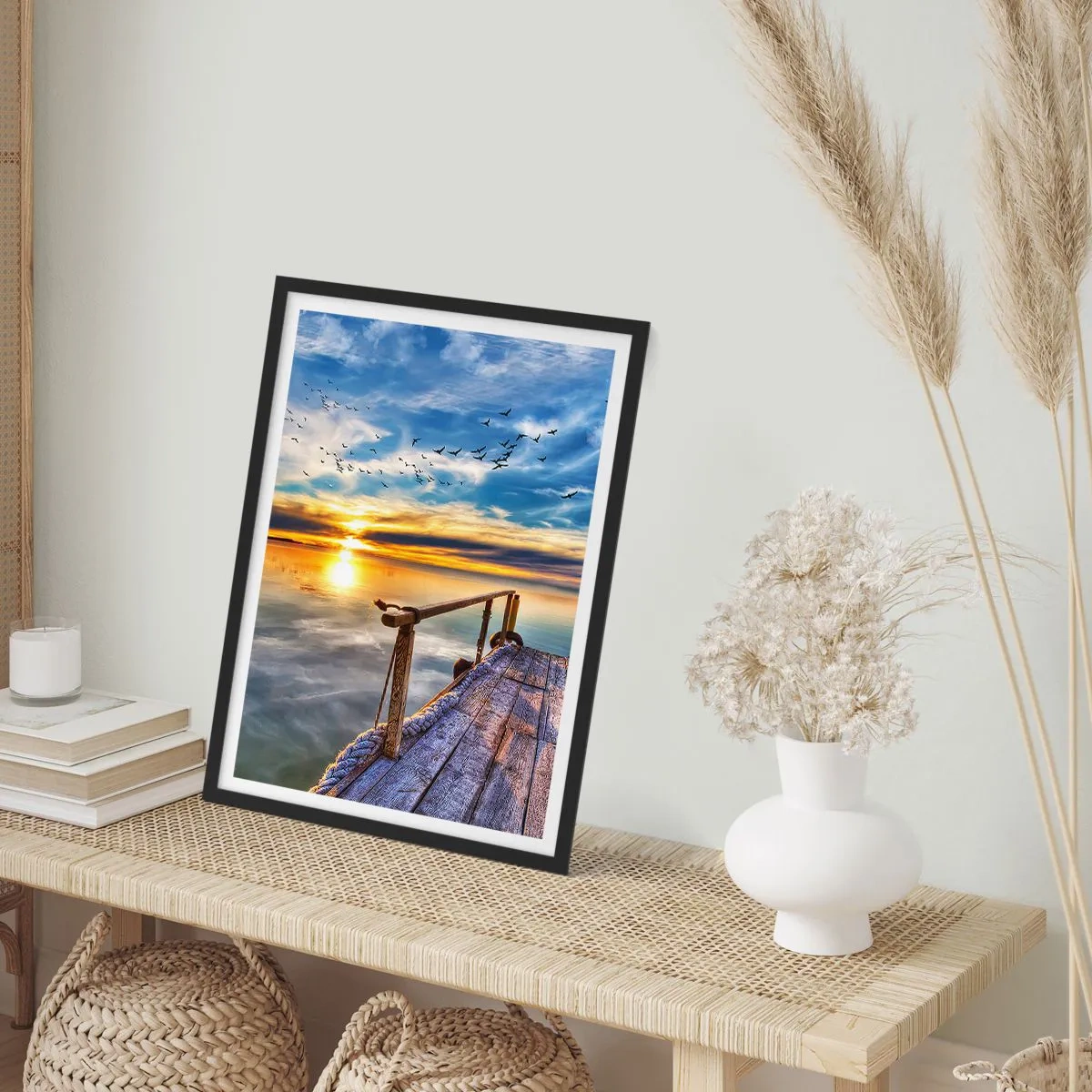 Plagát v čiernom ráme - Drevené mólo nad jazerom pri západe slnka - 50x70cm - Vietor ide odpočívať - Moderná nástenná dekorácia do obývacej izby a spálne ARTTOR