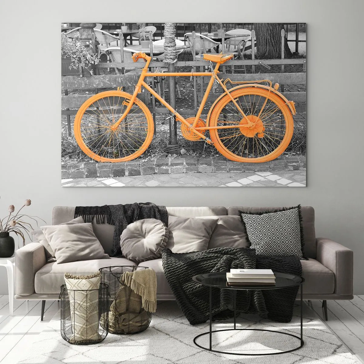 Obraz na skle - Ilustrácia oranžovo natretého bicykla na čiernobielom pozadí. - 70x50cm - Choď, ja tu počkám - Moderná nástenná dekorácia do obývacej izby a spálne ARTTOR