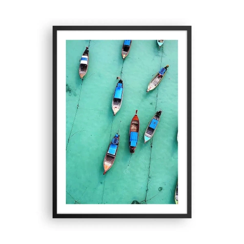Plagát v čiernom ráme - Pohľad z vtáčej perspektívy na rybárske lode na tyrkysovej vode - 50x70cm - V radostnom očakávaní - Moderná nástenná dekorácia do obývacej izby a spálne ARTTOR