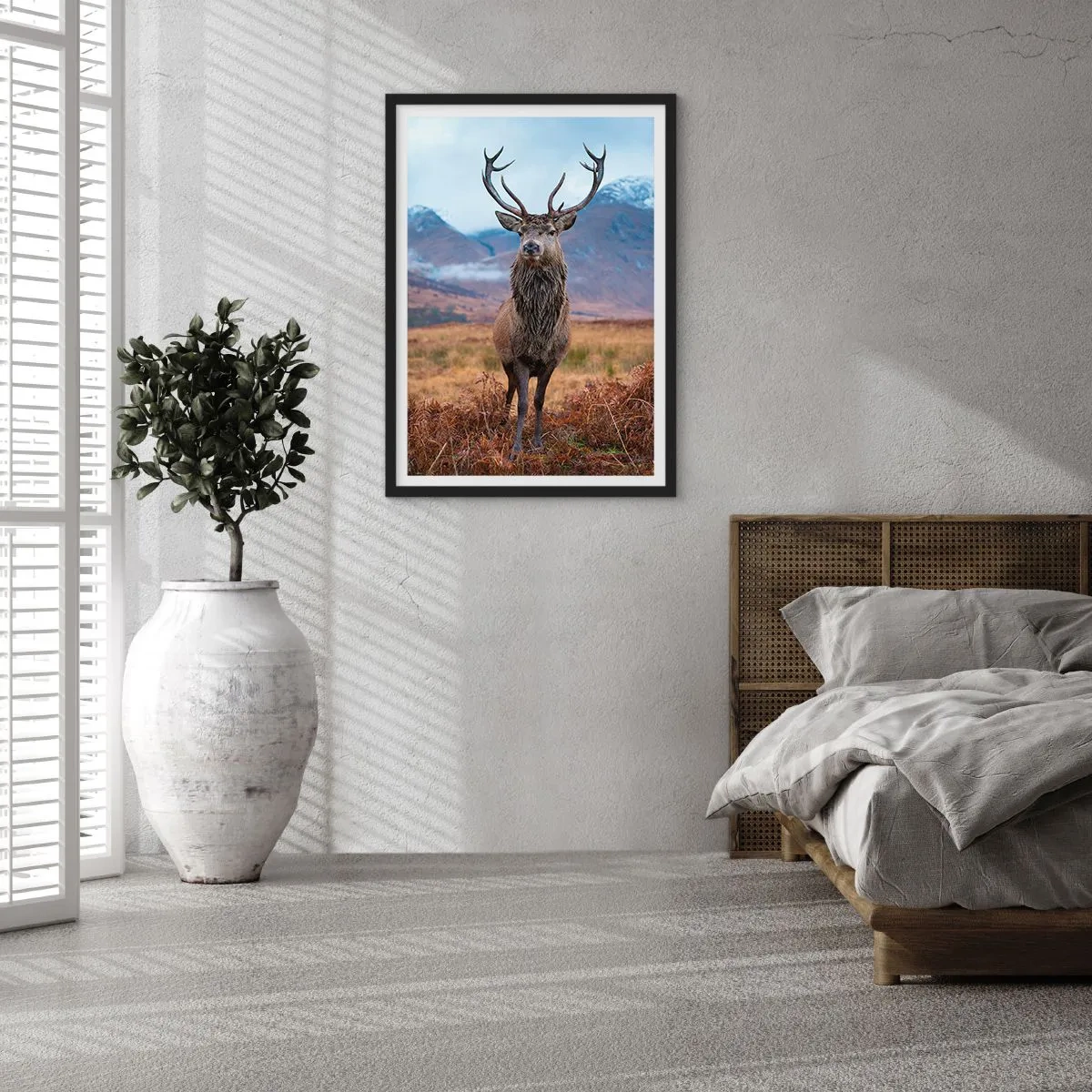 Plagát v čiernom ráme - Hrdý jeleň na pozadí hory - 50x70cm - Na vlastnej pôde - Moderná nástenná dekorácia do obývacej izby a spálne ARTTOR