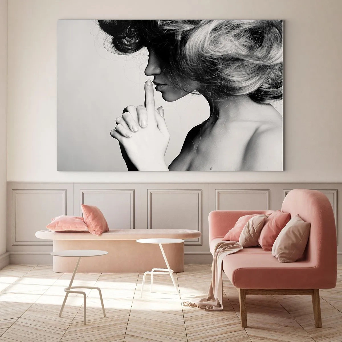 Obraz na skle - Žena na čiernobielej fotografii gestami žiada ticho - 70x50cm - Zahľadená do seba - Moderná nástenná dekorácia do obývacej izby a spálne ARTTOR