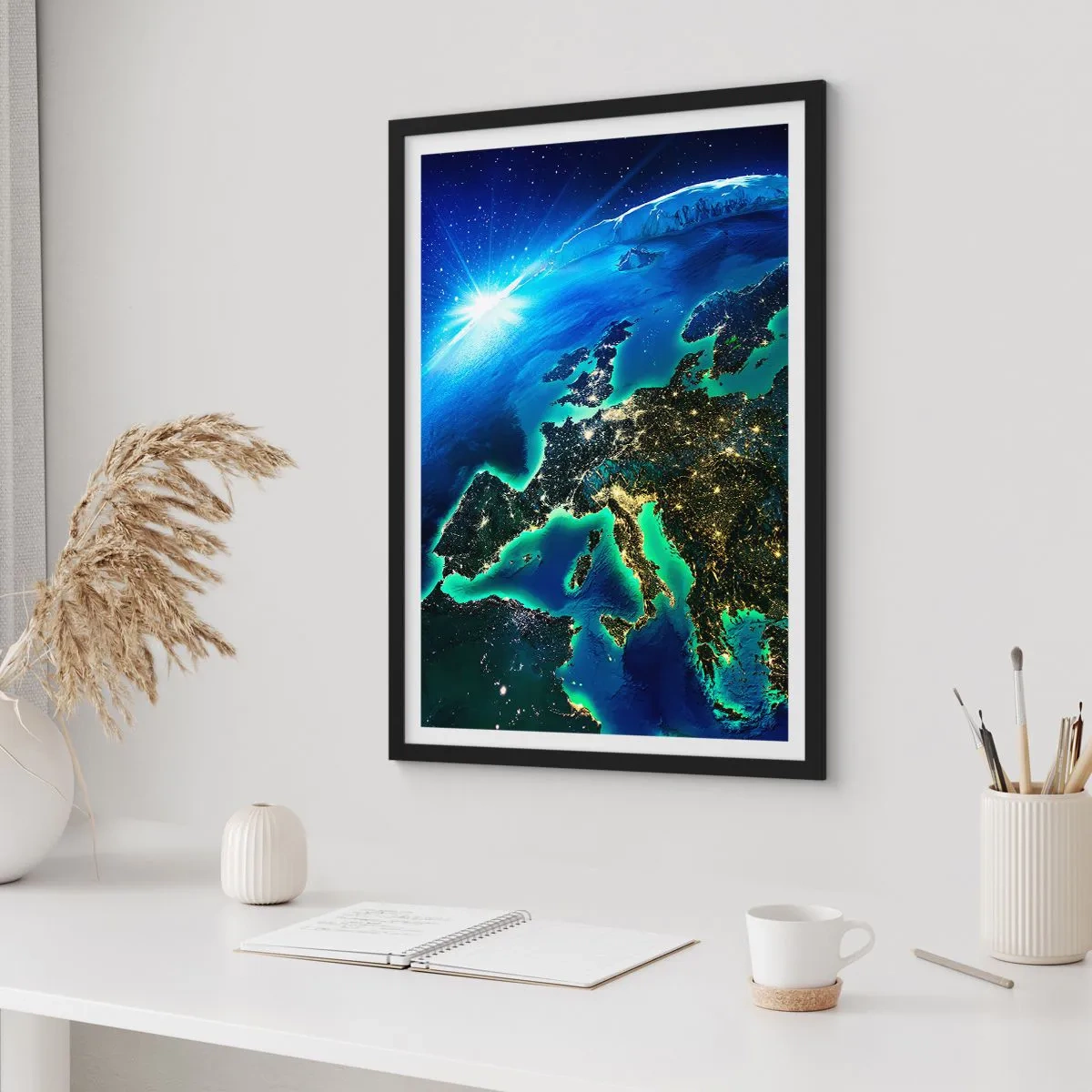 Plagát v čiernom ráme - Pohľad na Európu z vesmíru, osvetlenú nočnými svetlami. - 50x70cm - Iskrivá Európa - Moderná nástenná dekorácia do obývacej izby a spálne ARTTOR