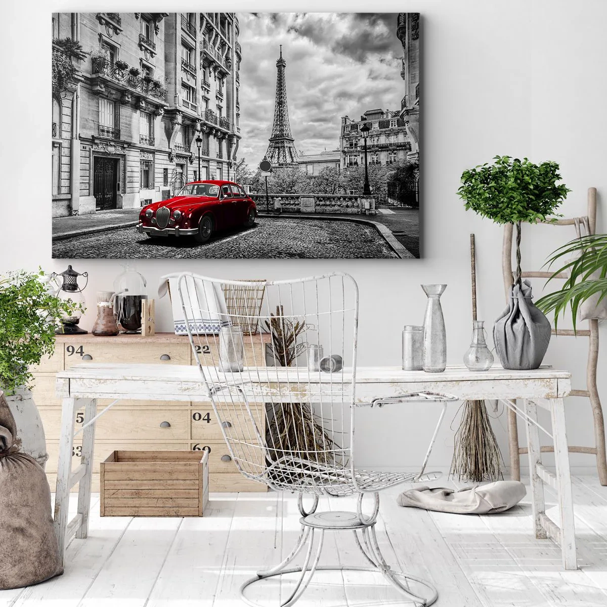 Obraz na plátne - Červené auto s Eiffelovou vežou v pozadí v čiernobielom prostredí - 70x50cm - Dravec v meste - Moderná nástenná dekorácia do obývacej izby a spálne ARTTOR