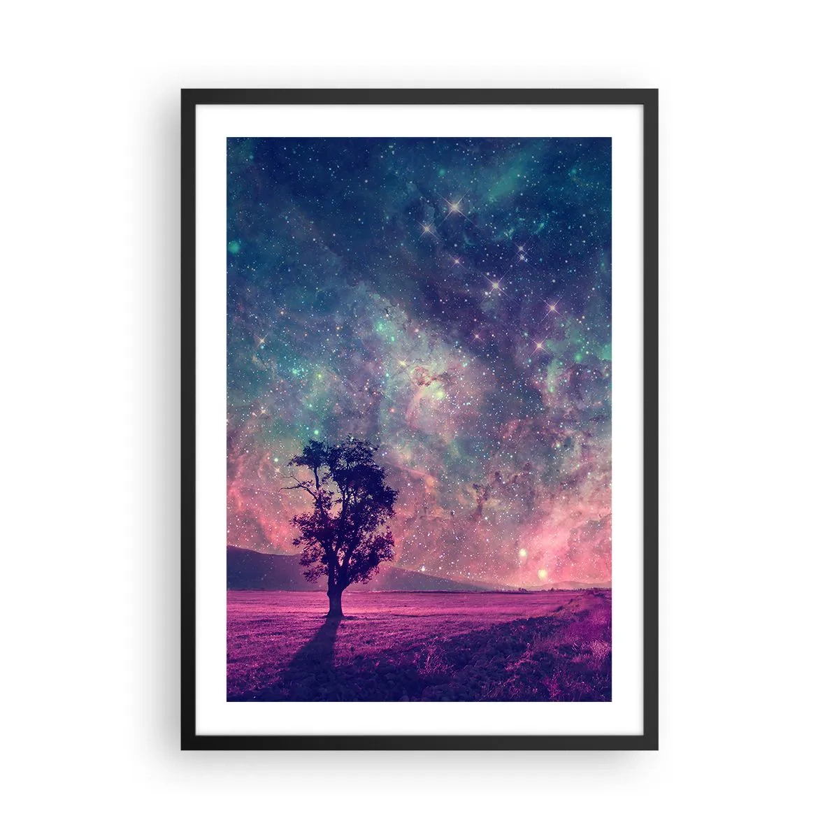 Plagát v čiernom ráme - Strom na pozadí hviezdnej oblohy v farebných odtieňoch - 50x70cm - Pod magickou oblohou - Moderná nástenná dekorácia do obývacej izby a spálne ARTTOR