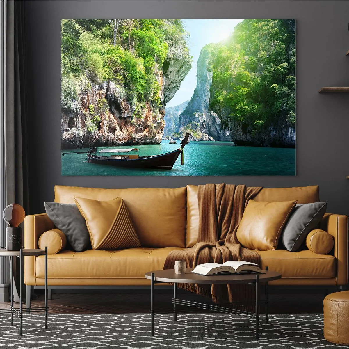 Obraz na skle - Tradičná loď na tyrkysovej vode medzi útesmi - 70x50cm - Pozvánka na exotickú cestu - Moderná nástenná dekorácia do obývacej izby a spálne ARTTOR