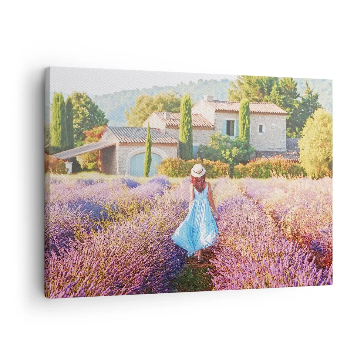 Obraz na plátne - Žena v modrých šatách prechádza cez levanduľové pole s výhľadom na dom. - 70x50cm - Levanduľové dievča - Moderná nástenná dekorácia do obývacej izby a spálne ARTTOR