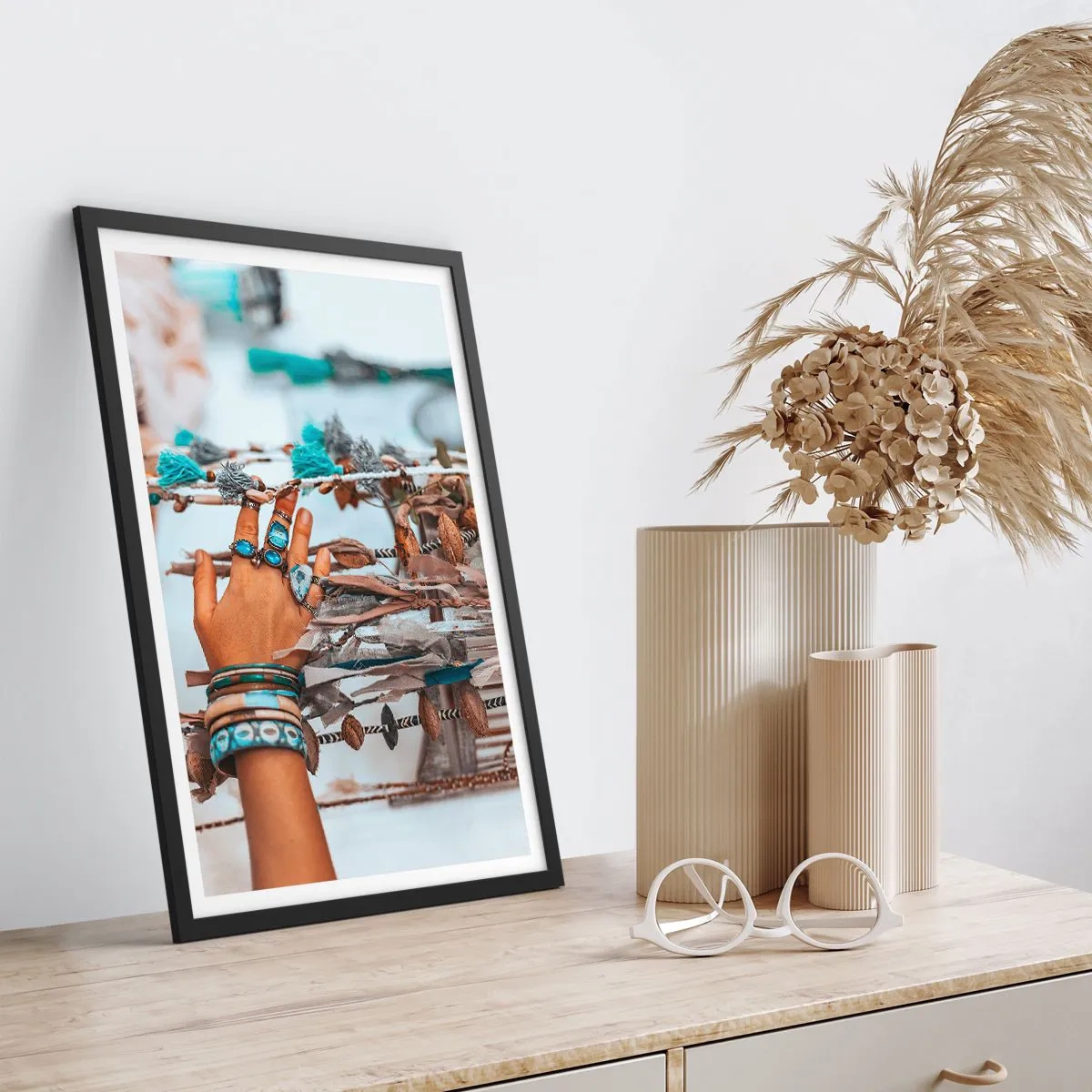 Plagát v čiernom ráme - Ruka ozdobená šperkami na boho pozadí - 50x70cm - Miestne poklady - Moderná nástenná dekorácia do obývacej izby a spálne ARTTOR