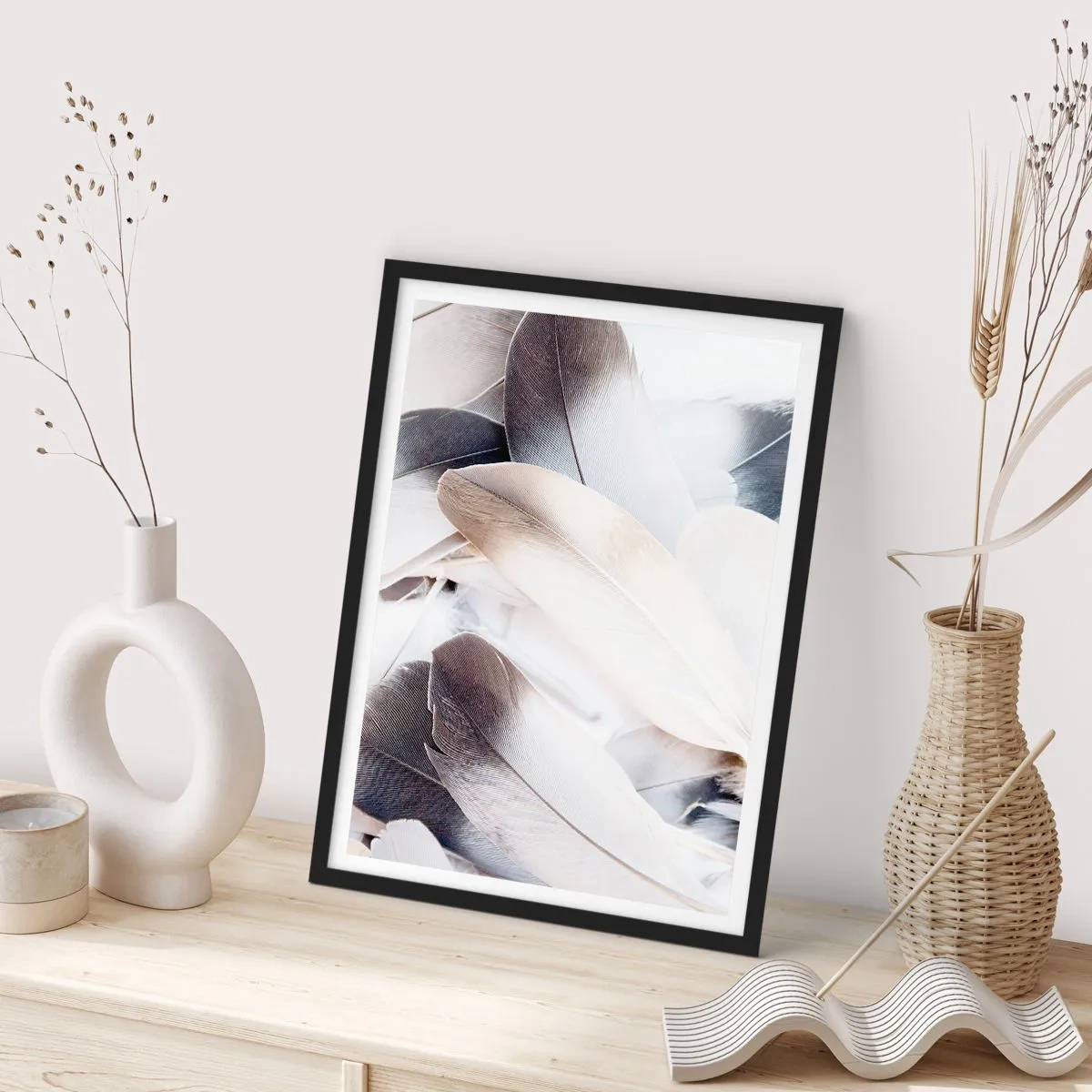 Plagát v čiernom ráme - Jemné pierka v žiarivej, minimalistickej kompozícii - 50x70cm - Takmer anjelské - Moderná nástenná dekorácia do obývacej izby a spálne ARTTOR