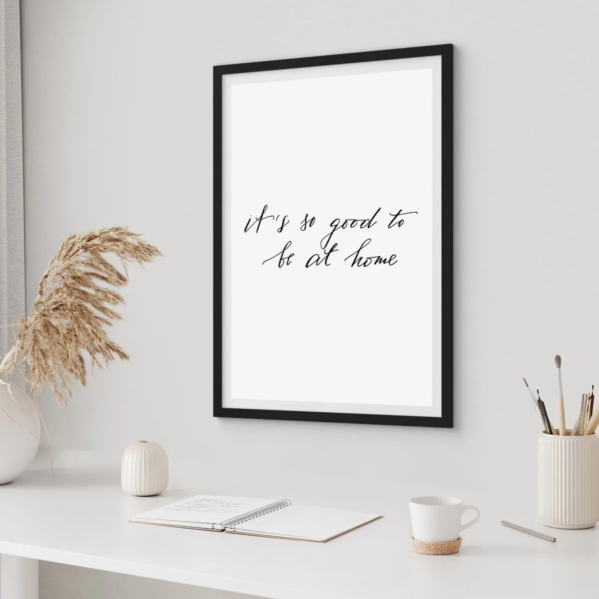 Plagát v čiernom ráme - Citát Je také dobré byť doma v minimalistickom štýle - 50x70cm - Celá pravda - Moderná nástenná dekorácia do obývacej izby a spálne ARTTOR