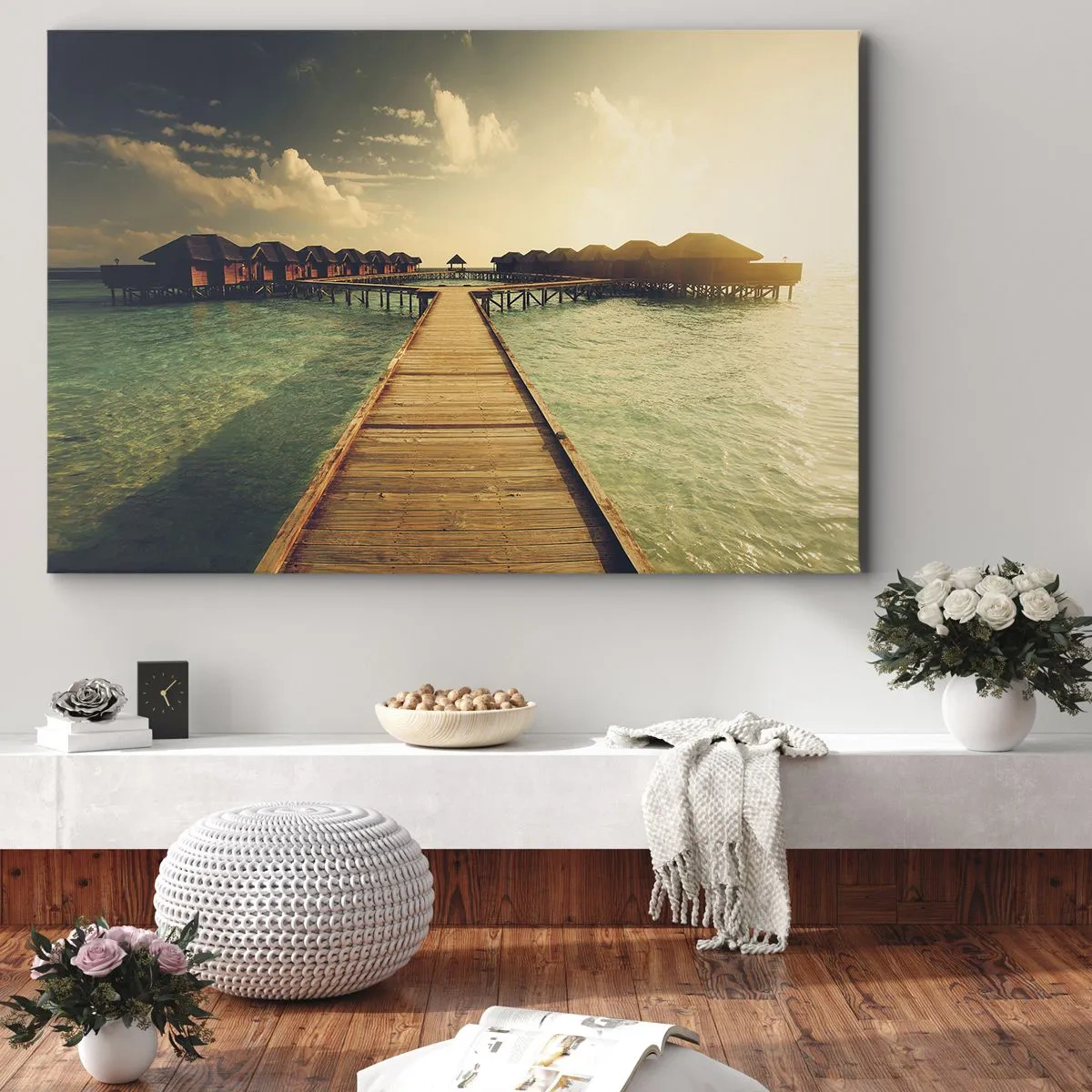 Obraz na plátne - Drevené mólo vedúce k domom na vode, osvetlené slnečnými lúčmi. - 70x50cm - Vrelé pozvanie - Moderná nástenná dekorácia do obývacej izby a spálne ARTTOR