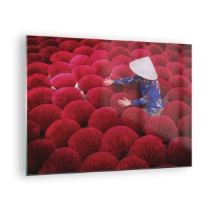 Obraz na skle - Robotník medzi červenými vonnými tyčinkami na vzorovanom pozadí - 70x50cm - Na ryžovom poli - Moderná nástenná dekorácia do obývacej izby a spálne ARTTOR