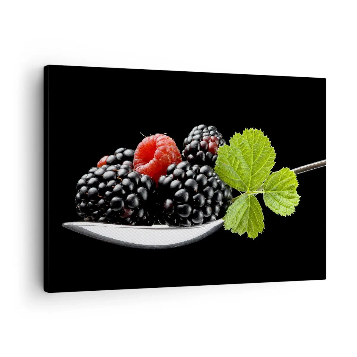 Obraz na plátne - Černice a maliny na lyžičke s listom na čiernom pozadí - 70x50cm - Chuť sviežosti - Moderná nástenná dekorácia do obývacej izby a spálne ARTTOR