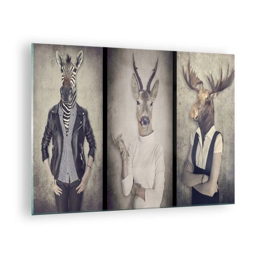 Obraz na skle - Tri zvieracie postavy v ľudskom oblečení na neutrálnom pozadí - 70x50cm - Nech prehovoria gestá - Moderná nástenná dekorácia do obývacej izby a spálne ARTTOR