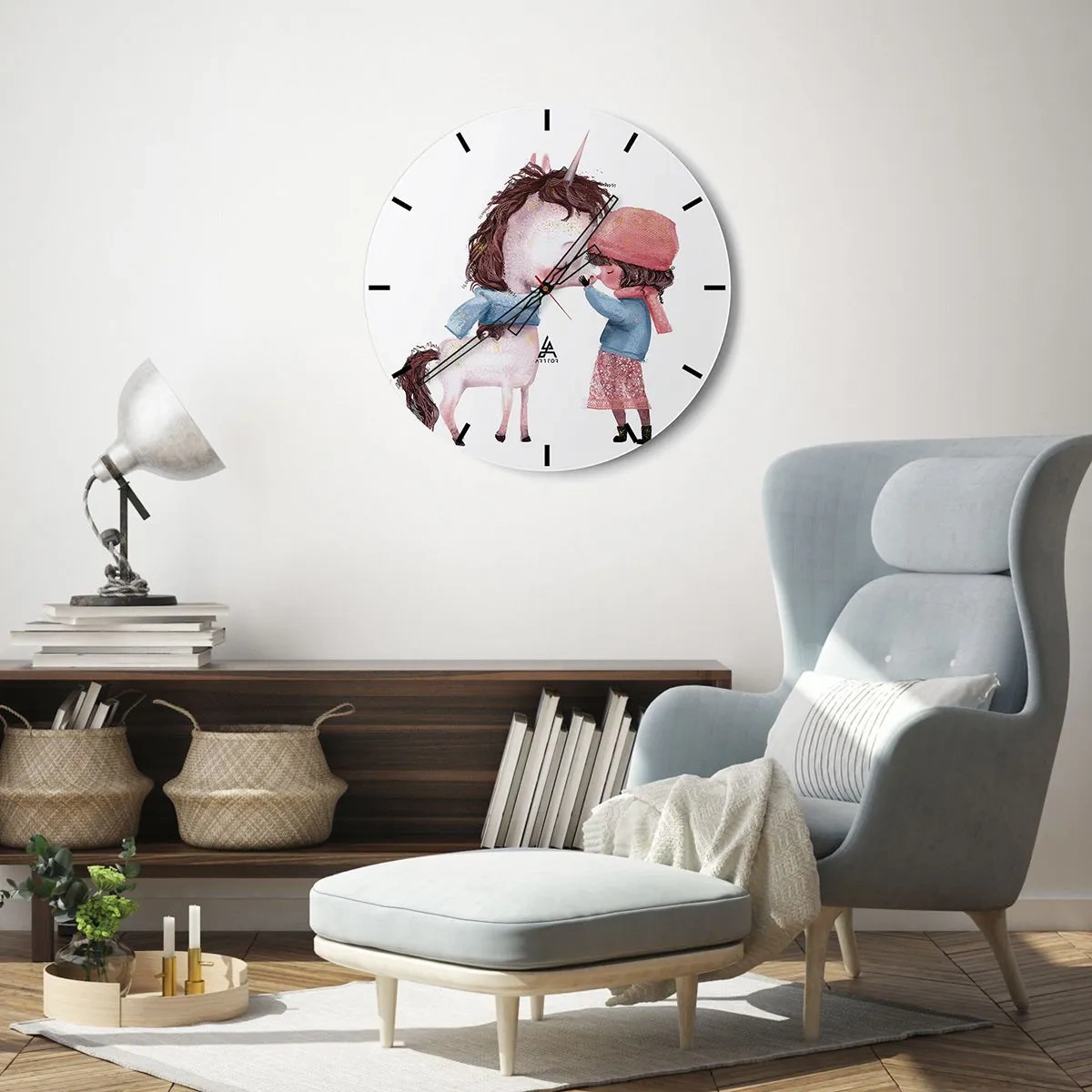 Nástenné hodiny - Dievča v zimnom oblečení bozkáva jednorožca na bielom pozadí - 30x30cm - Zimný príbeh - Moderná nástenná dekorácia do obývacej izby, kuchyne a spálne ARTTOR