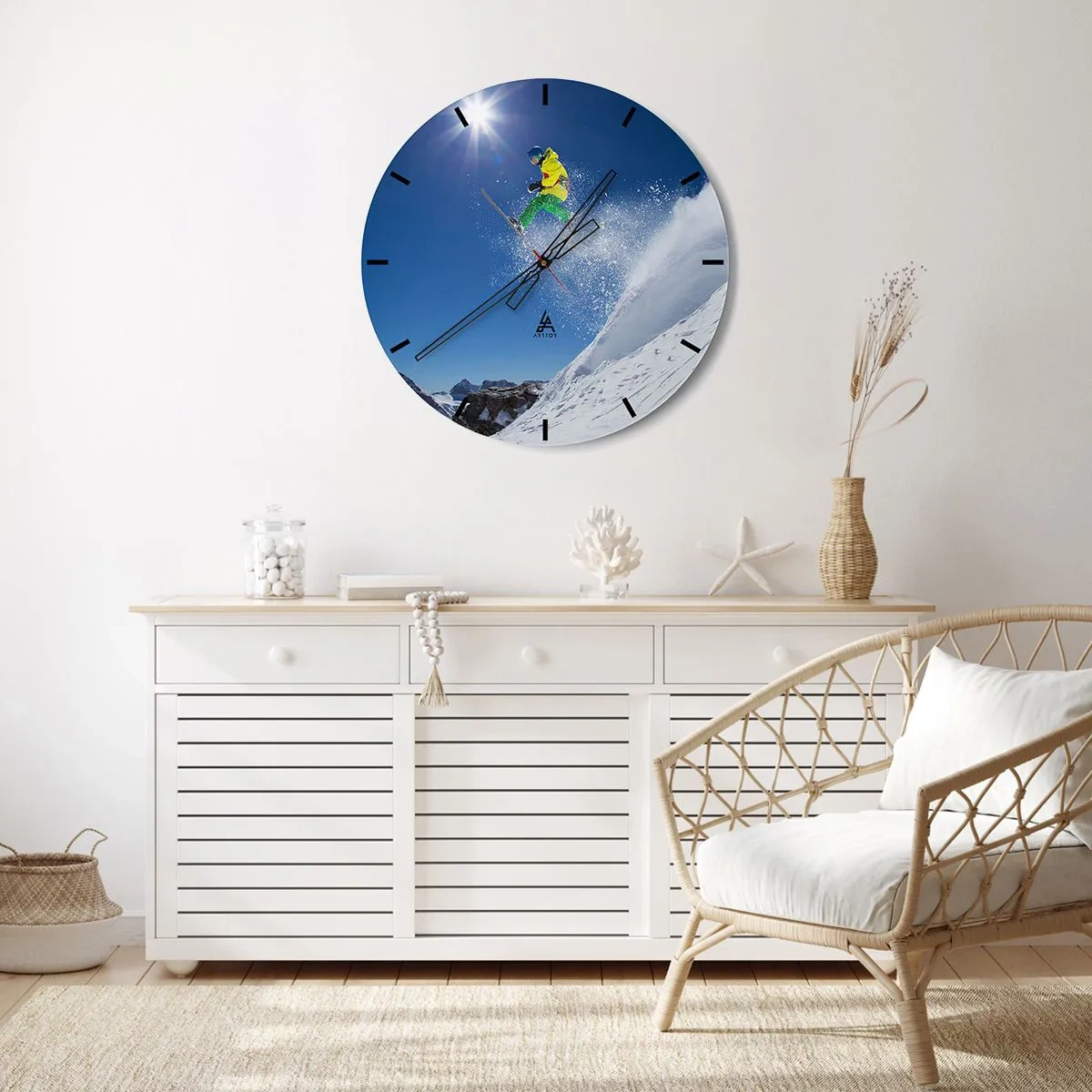 Nástenné hodiny - Lyžiar vykonávajúci skok s horami v pozadí - 30x30cm - Tancujúci s horami - Moderná nástenná dekorácia do obývacej izby, kuchyne a spálne ARTTOR