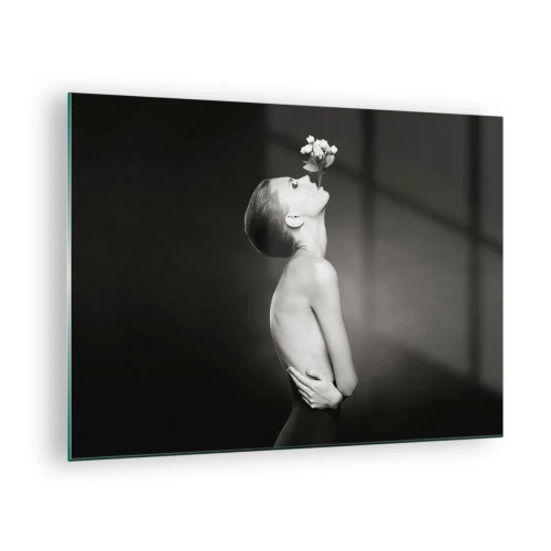 Obraz na skle - Žena s kvetom v ústach na čiernobielom portréte - 70x50cm - Excentrická elegancia - Moderná nástenná dekorácia do obývacej izby a spálne ARTTOR