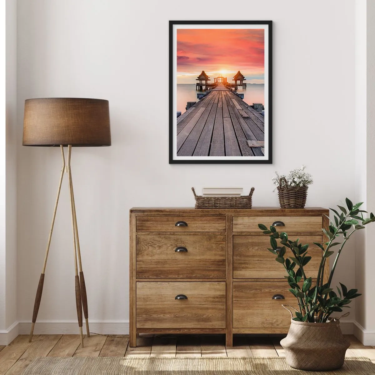 Plagát v čiernom ráme - Drevené mólo so západom slnka nad vodou v pozadí - 50x70cm - Západ na východe - Moderná nástenná dekorácia do obývacej izby a spálne ARTTOR