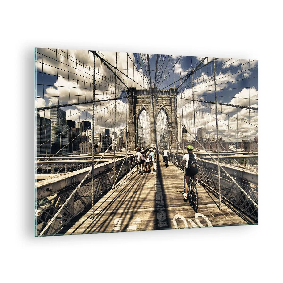 Obraz na skle - Brooklynský most za slnečného dňa s chodcami a cyklistami - 70x50cm - Priamo do srdca mesta - Moderná nástenná dekorácia do obývacej izby a spálne ARTTOR