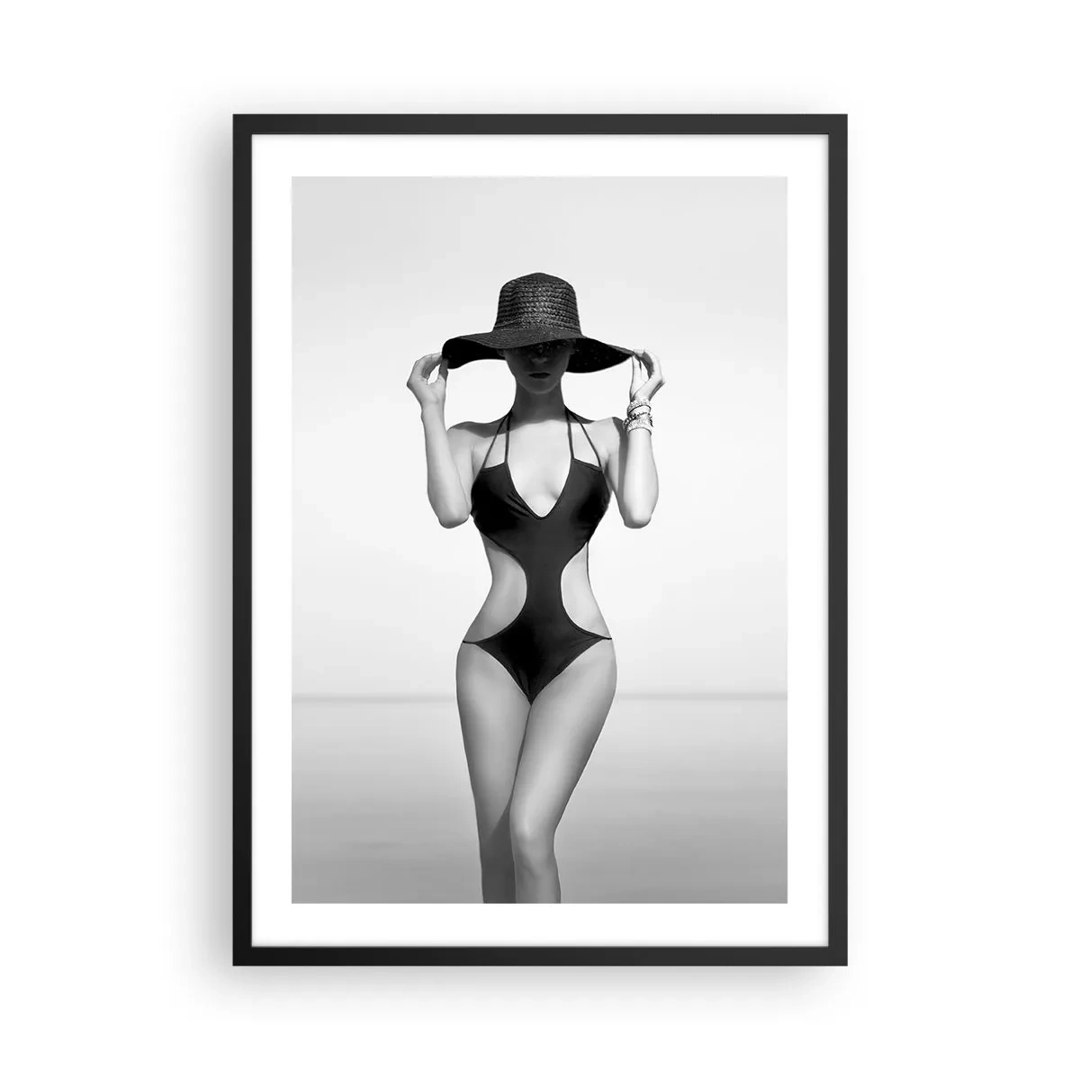 Plagát v čiernom ráme - Čiernobiela fotografia ženy v klobúku a plavkách - 50x70cm - Volám sa: Elegancia - Moderná nástenná dekorácia do obývacej izby a spálne ARTTOR