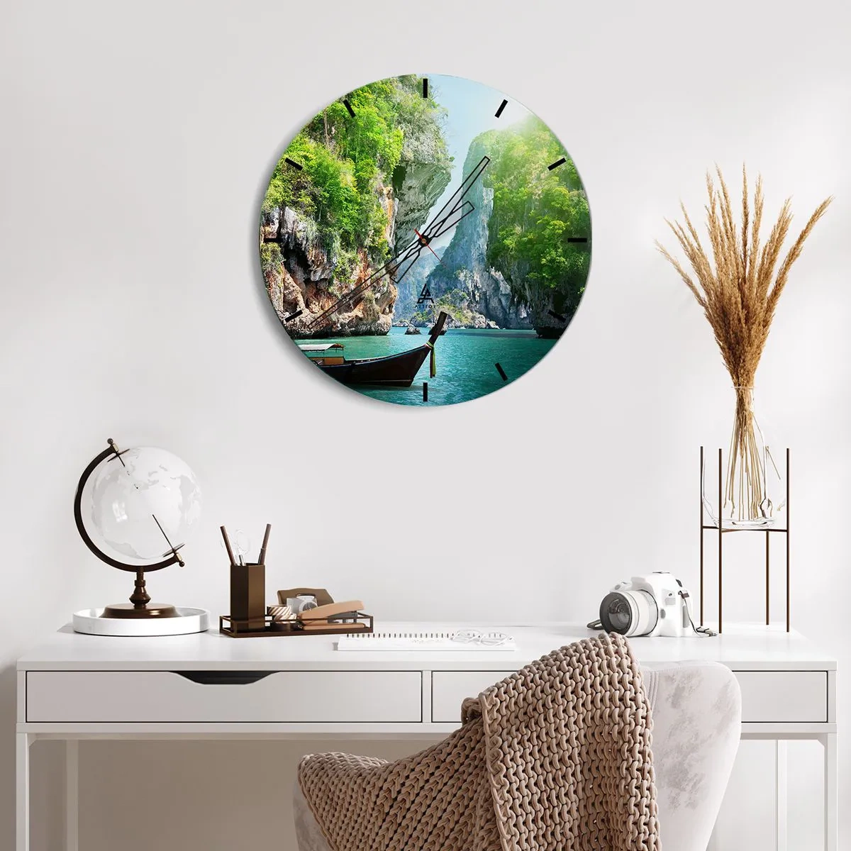 Nástenné hodiny - Tropická zátoka s loďkou oproti skalám - 30x30cm - Pozvánka na exotickú cestu - Moderná nástenná dekorácia do obývacej izby, kuchyne a spálne ARTTOR