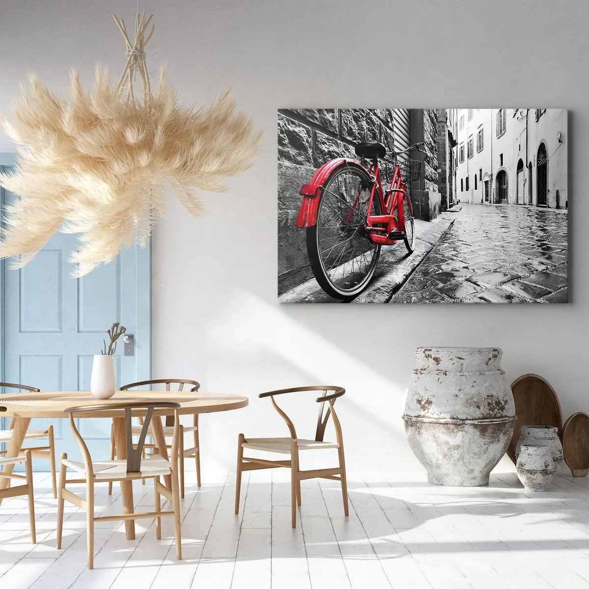 Obraz na plátne - Červený bicykel na čiernobielej ulici - 70x50cm - Skutočná krása nestarne - Moderná nástenná dekorácia do obývacej izby a spálne ARTTOR