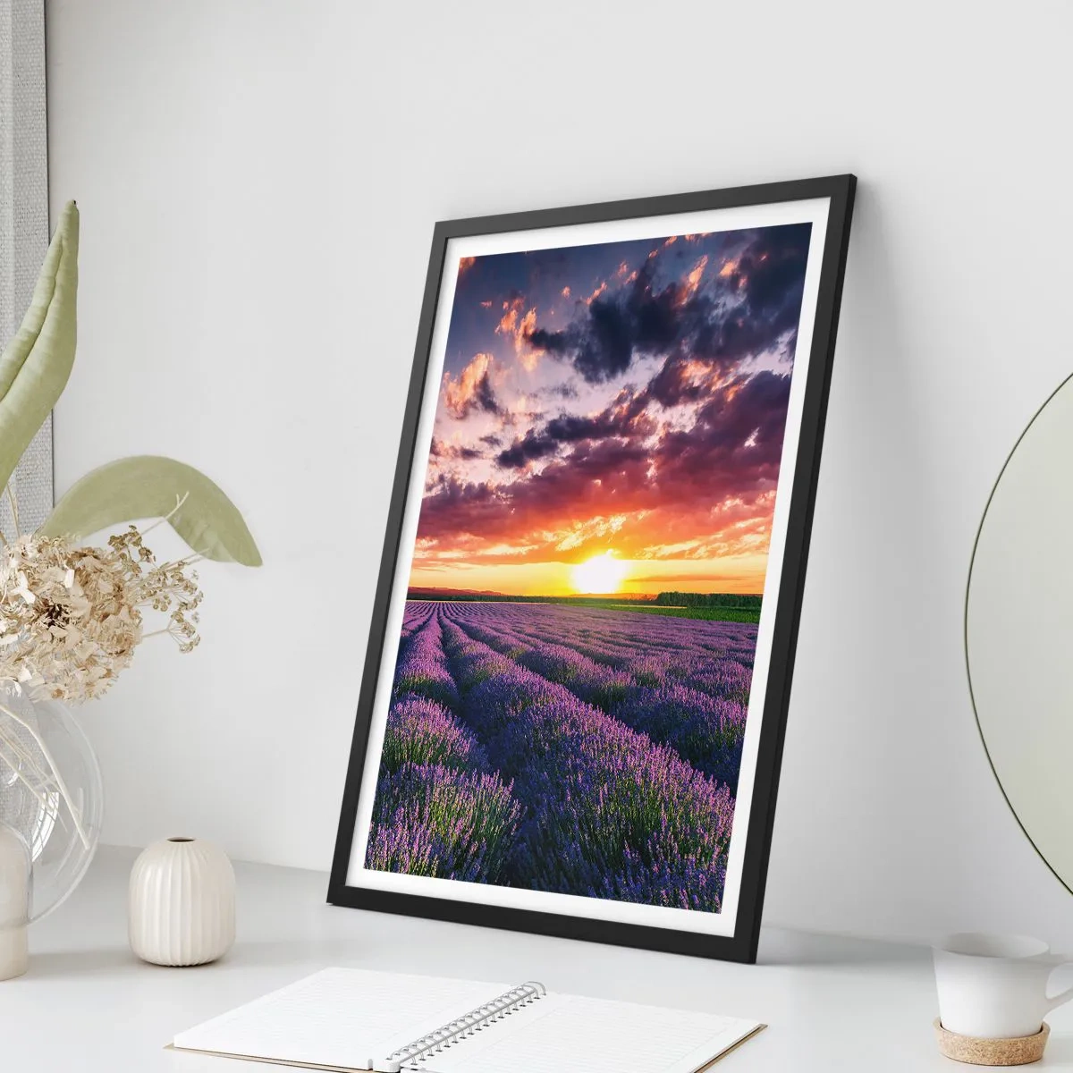 Plagát v čiernom ráme - Levanduľové pole pri západe slnka - 50x70cm - Levanduľový svet - Moderná nástenná dekorácia do obývacej izby a spálne ARTTOR