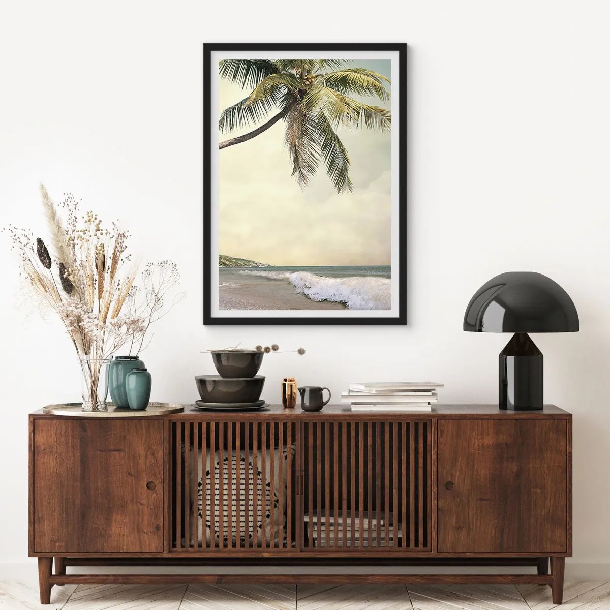 Plagát v čiernom ráme - Palma na pozadí mora - 50x70cm - Tropický sen - Moderná nástenná dekorácia do obývacej izby a spálne ARTTOR