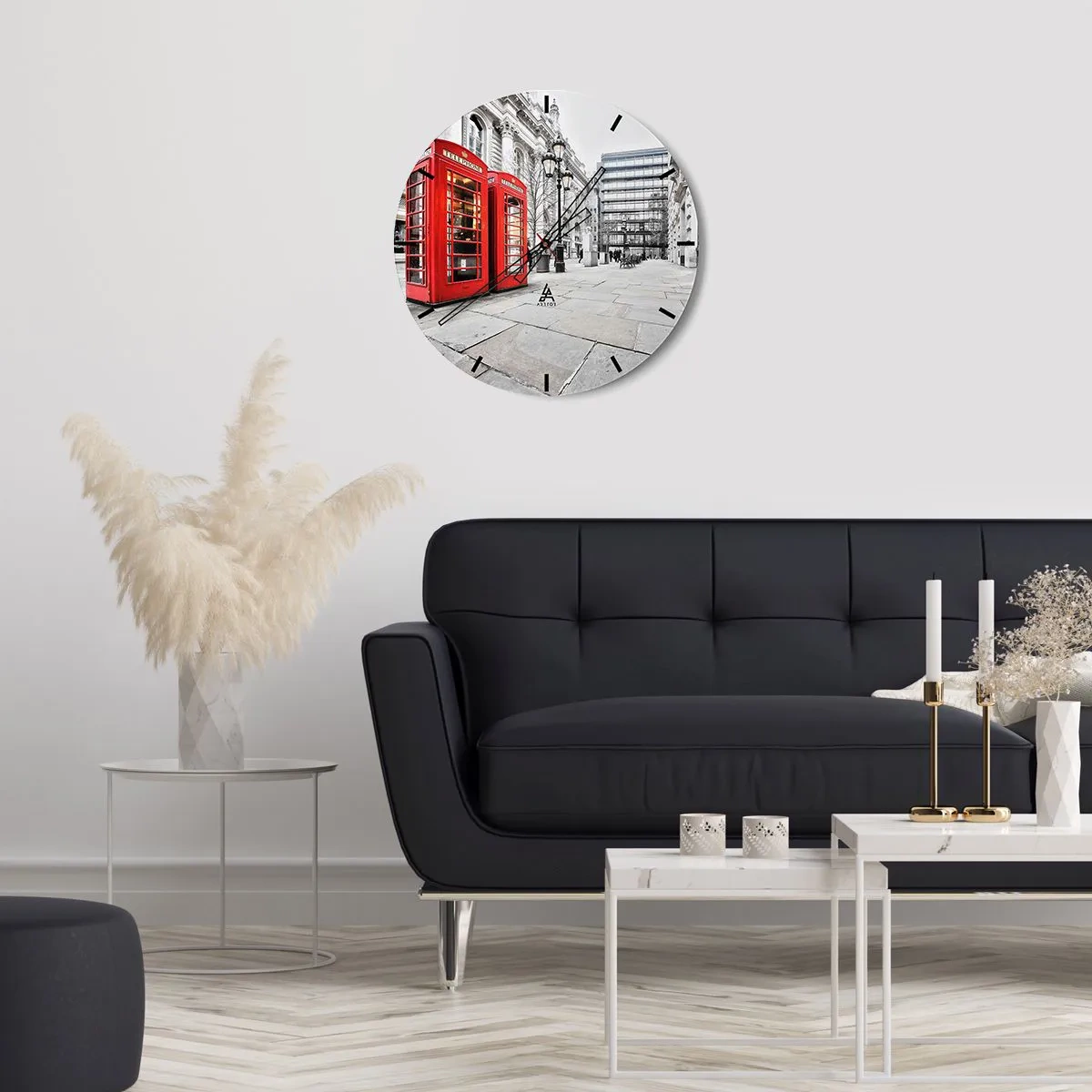Nástenné hodiny - Červené telefónne búdky v mestskom prostredí - 30x30cm - Welcome to London - Moderná nástenná dekorácia do obývacej izby, kuchyne a spálne ARTTOR