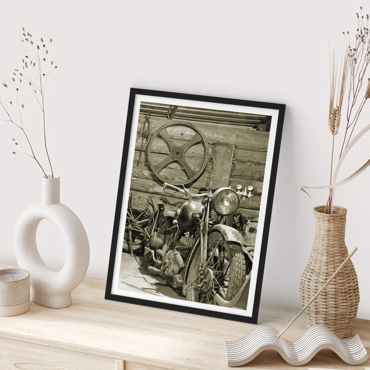 Plagát v čiernom ráme - Starý motocykel v drevenej kôlni s kolesom v pozadí - 50x70cm - V kôlni strýka Mariána - Moderná nástenná dekorácia do obývacej izby a spálne ARTTOR