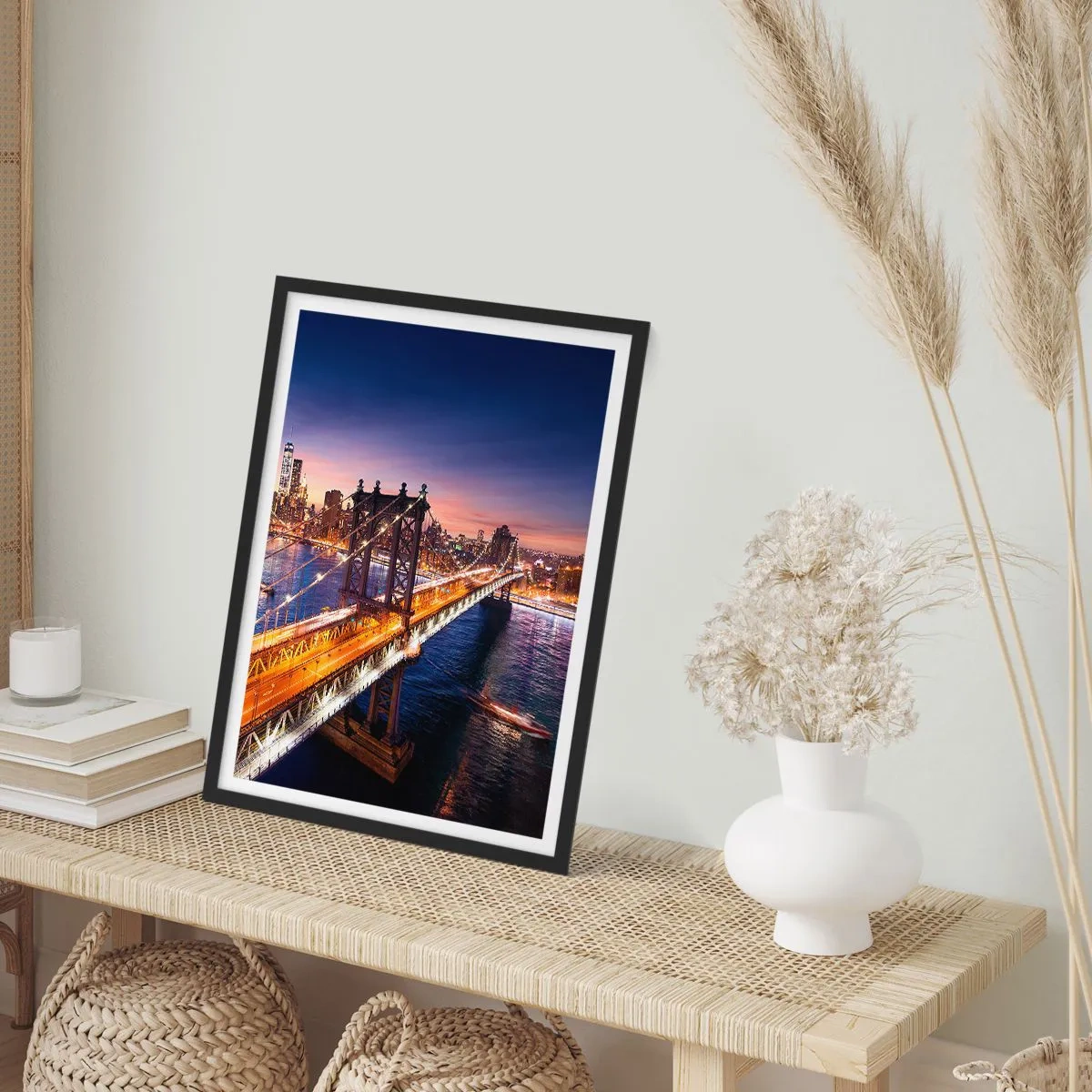 Plagát v čiernom ráme - Most v New Yorku v noci s výhľadom na mesto - 50x70cm - Žiariaci most do srdca mesta - Moderná nástenná dekorácia do obývacej izby a spálne ARTTOR