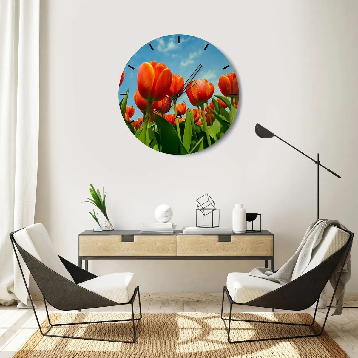 Nástenné hodiny - Červené tulipány proti modrej oblohe - 30x30cm - Okrem blankytného neba nič v živote nepotrebujú - Moderná nástenná dekorácia do obývacej izby, kuchyne a spálne ARTTOR